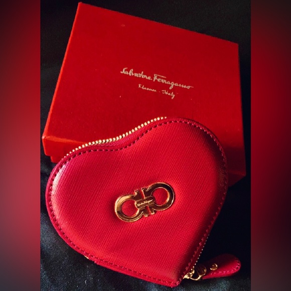 (RARE) Salvatore Ferragamo heart shaped clutch - limited edition - brand new - Picture 1 of 6